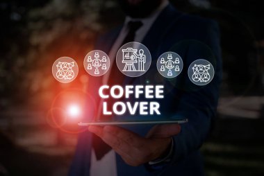 Kelime yazma metin Kahve Lover. Kahveyi seven ya da içme düşkünlüğü olan bir gösterici için iş konsepti Erkek insan giyim resmi iş elbisesi akıllı cihaz kullanarak sunum sunan.
