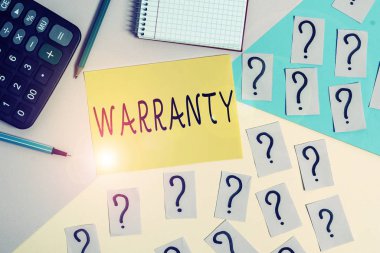 Garanti veren kavramsal el yazısı. İş fotoğrafı metni. Ürünün onarımı ve bakımı için ücretsiz servis. Matematik malzemeleri ve Pastel arka planda yazım ekipmanları satıldı..