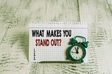 Sizi Öne Çıkaran Soruyu Gösteren Kavramsal el yazısı. Birisine niteliklerini soran iş fotoğrafı metni.