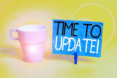 Güncelleme için el yazısı zamanı. Kavram demek, daha modern bir şey yapmak için doğru zaman demektir. Boş kağıt mavi mandal şekilli dikdörtgen hatırlatıcı ofis..