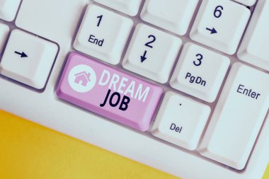 Kelime yazma metin Dream Job. Maaş ile ödenen ve beyaz arka plan tuş kopyalama alanı üzerinde boş not kağıdı ile hapiness Beyaz pc klavye veren bir hareket için İş kavramı.