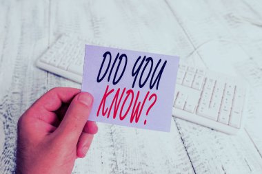 Biliyor muydunuz Sorusunu gösteren metin işareti. Renkli hatırlatma kare şeklinde kağıt beyaz klavye ahşap zemin tutan gerçek veya olay adam biliyorsanız birisi sorarsanız Kavramsal fotoğraf.