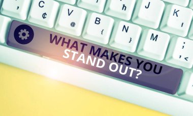 Sizi Öne Çıkaran Soruyu Gösteren Kavramsal el yazısı. Beyaz arka plan üzerinde not kağıdı ile nitelikleri Beyaz pc klavye hakkında birisi soran İş fotoğraf metin.