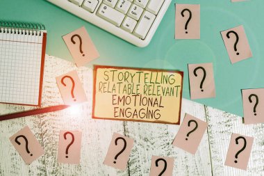 Hikaye Anlatımı'nı gösteren metin işareti. Kavramsal fotoğraf Storytelling İlgili Duygusal İlgi Çekici Yazma araçları, bilgisayar şeyler ve ahşap masa nın üstüne matematik kitap sayfası.