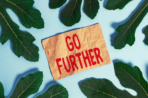 Текст для написания слов иди дальше. Бизнес-концепция для перемещения на большее расстояние или преодоления ограничений
.