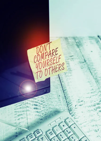 Текст слова Don T Compare Yourself To Others. Бизнес-концепция Be your own version Уникальная оригинальная бумага для обозначения, прикрепленная к черному экрану монитора компьютера рядом с белой клавиатурой . — стоковое фото
