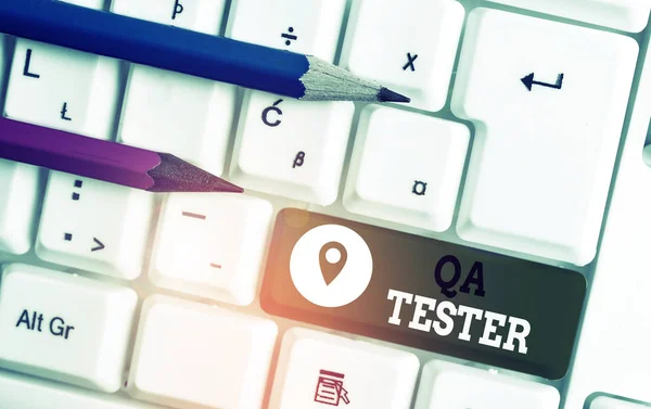 Handwriting text Qa Tester. Concept meaning Quality assurance of an on going project before implementation White pc keyboard with empty note paper above white background key copy space. — 스톡 사진