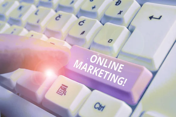 Texto de caligrafia Marketing Online. Conceito que significa alavancar os canais baseados na web espalhados sobre a marca da empresa Teclado pc branco com papel de nota vazio acima do espaço de cópia de chave de fundo branco . — Fotografia de Stock