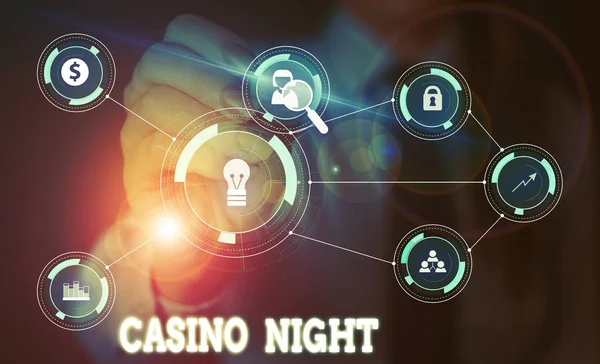 Escritura a mano escritura de texto Noche de Casino. Concepto que significa evento donde puede experimentar la diversión jugando en un casino real Mujer usar traje de trabajo formal que presenta la presentación utilizando un dispositivo inteligente . — Foto de Stock