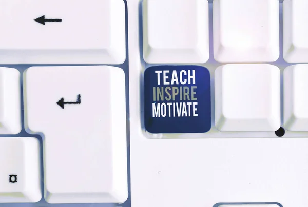 Εννοιολογική γραφή στο χέρι που δείχνει Teach Inspire Motivate. Business photo showcasing Spark the Imagination to Feel the need to Learn White PC keyboard με σημειωματάριο πάνω από το λευκό φόντο. — Φωτογραφία Αρχείου