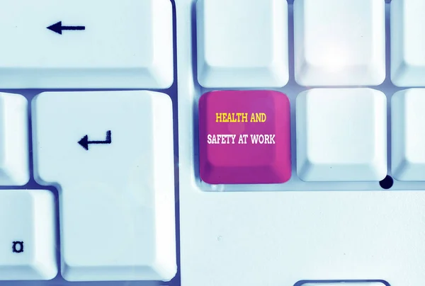 İşyerinde Sağlık ve Güvenliği gösteren bir mesaj. Kavramsal fotoğraf güvenlik prosedürleri kazaları önler Beyaz arkaplan üzerinde boş not kağıdıyla beyaz pc klavye anahtar boşluğu. — Stok fotoğraf