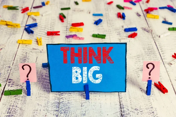 Parola che scrive testo Think Big. Business concept per Progettare qualcosa di alto valore per se stessi o per la preparazione Foglio scarabocchiato e sbriciolato con graffette poste sul tavolo di legno . — Foto Stock