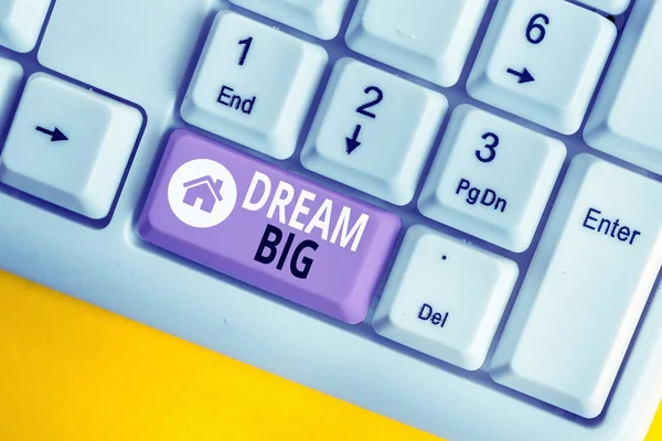 Slovo psaní textu Dream Big. Obchodní koncept pro To think of something high value that you want to achieve White pc keyboard with empty note paper above white background key copy space. — Stock fotografie