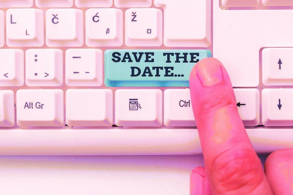 Sinal de texto mostrando Save The Date. Foto conceitual Organizar eventos bem fazer dia organizadores de eventos especiais Teclado pc branco com papel de nota vazio acima espaço de cópia de chave de fundo branco . — Fotografia de Stock