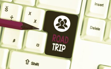 Road Trip'i gösteren bir metin işareti. Kavramsal fotoğraf Kesin veya kesin hedef konumu olmayan yerlerde gezinme Beyaz pc klavyesi beyaz arka plan tuşu kopyalama alanının üzerinde boş not kağıdı ile.