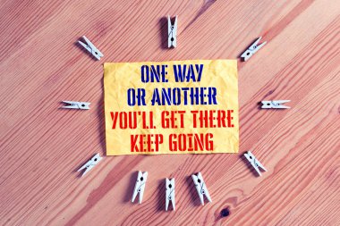 Bir Yol Ya da Başka Bir Sen There Keep Going'ı gösteren bir not yazıyorum. İş fotoğraf vitrin renkli clothespin kağıtları boş hatırlatma ahşap zemin arka plan ofis başarılı olmaya çalışıyorum tutun.