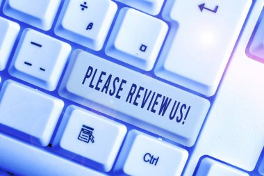 El yazısı metin Lütfen Bizi İnceleyin. Kavram anlamı durum veya sistem beyaz arka plan anahtar kopyalama alanı üzerinde boş not kağıdı ile yetki Beyaz pc klavye göstererek resmi bir incelemedir.