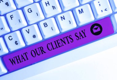 Müşterilerimizin Söylediklerini gösteren metin işareti. Kavramsal fotoğraf referansları veya beyaz arka plan tuşu kopyalama alanı üzerinde boş not kağıdı ile ürün Beyaz pc klavye hakkında aclient geribildirim.