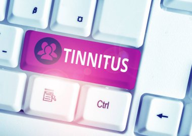 El yazısı metin Tinnitus. Kavram anlamı Bir zil veya müzik ve kulakları nda ses benzer hissi Beyaz pc klavye beyaz arka plan tuşu kopyalama alanı üzerinde boş not kağıdı ile.
