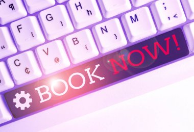 Kitap Şimdi gösteren kavramsal el yazısı. Zaten beyaz arka plan üzerinde not kağıdı ile Beyaz pc klavye satın almış çünkü yer olması garanti İş fotoğraf vitrin.