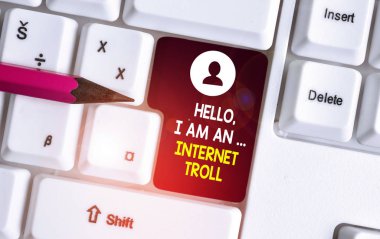 Merhaba Ben Bir İnternet Trolüyüm 'ü gösteren kavramsal el yazısı. Sosyal medya sorunları gösteren iş fotoğrafı tartışmaları beyaz arkaplan üzerinde not kağıdı ile beyaz pc klavye tartışmaları.