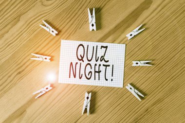 Sınav Gecesi'ni gösteren kavramsal el yazısı. Bireyler arasında İş fotoğraf metin akşam test bilgi yarışması Renkli buruşturulmuş kağıtları ahşap zemin arka plan clothespin.