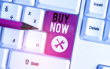 Şimdi Satın Al'ı gösteren metin işareti. Kavramsal fotoğraf ürününüzü satın almak için birisi soran beyaz arka plan tuşu kopyalama alanı üzerinde boş not kağıdı ile iyi İndirim Beyaz pc klavyesi sağlayın.