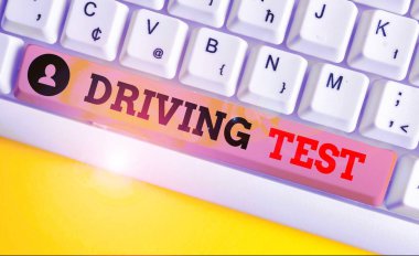 Sürüş Testini gösteren metin işareti. Bir gösterici s'yi test etmek için kavramsal fotoğraf prosedürü, beyaz arka plan tuşu kopyalama alanının üzerinde boş not kağıdı olan bir motorlu araç Beyaz pc klavyesi sürme yeteneğidir.
