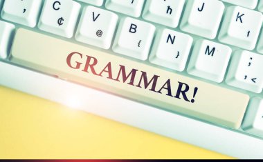 Dilbilgisi yazma metin yazma el yazısı. Kavram anlamı tüm sistem yapısı dil sözdizimi ve morfoloji beyaz bilgisayar klavyesi beyaz arka plan anahtar kopyalama alanı üzerinde boş not kağıdı ile.