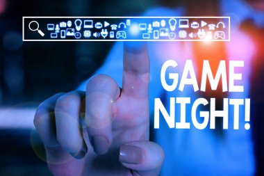 Oyun Gecesi'ni gösteren metin işareti. Kavramsal fotoğraf genellikle onun arkadaşları ile poker gibi yetişkin oyun tarihleri denir Kadın akıllı cihaz kullanarak sunum sunan resmi iş elbisesi giymek.
