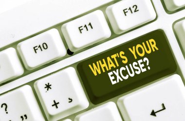 Mazeret Sorunu 'nu gösteren bir not yazıyorum. Beyaz arkaplanının üzerinde not kağıdı olan beyaz pc klavye ile ilgili bir şey yapmamak için iş fotoğrafı gösterme açıklamaları.