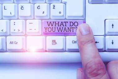 El yazısı, ne istiyorsun sorusu. Beyaz arkaplan tuşunun üzerinde boş not kağıdı olan beyaz pc klavyesini göstermek için bir şey söylemek veya yazmak anlamında kavram