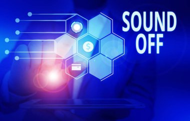 Sound Off'u gösteren kavramsal el yazısı. İş fotoğraf vitrin uyarımı tarafından üretilen hissi herhangi bir tür duymak için Erkek sunum akıllı cihaz sunan resmi takım giymek.