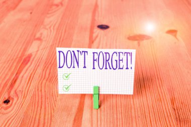 Don T Forget'ı gösteren bir not yazıyorum. Önemli bir gerçek veya detay Ahşap zemin arka plan yeşil clothespin oluk yuvası ofis hakkında birisi hatırlatmak için kullanılan İş fotoğraf vitrin.