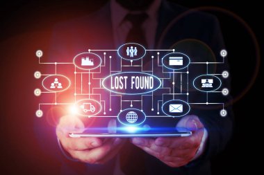 El yazısı metin yazma Lost Found. Kavram anlamı Geride bırakılan ve sahibine alabilen şeyler Erkek insan akıllı cihaz kullanarak sunum sunan resmi iş elbisesi giyer.