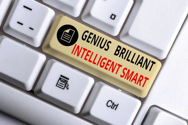 Écriture manuscrite de texte Genius Brilliant Intelligent Smart. Concept signifiant Clever Bright Knowledge Intelligence Clavier pc blanc avec papier de note vide au-dessus de l'espace de copie de clé de fond blanc . — Photo