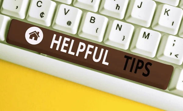 Notiz mit hilfreichen Tipps. Business-Foto, das geheime Informationen oder Ratschläge gibt, um hilfreich zu sein Wissen weiße PC-Tastatur mit Notizpapier über dem weißen Hintergrund. — Stockfoto