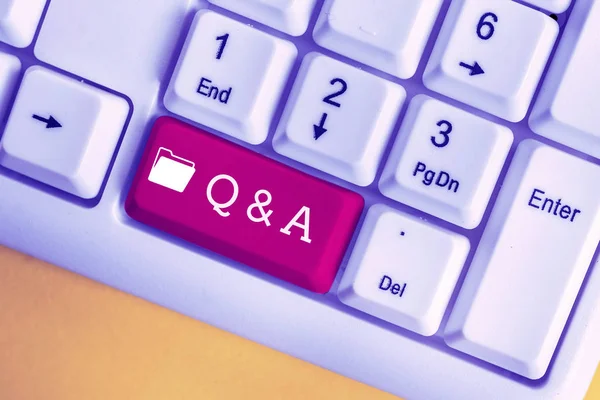 QとAの質問を示す概念的な手書き。質問をし、別の1つは白のバックグロの上にノートPCのキーボードでそれらに答えることを示すビジネス写真 — ストック写真