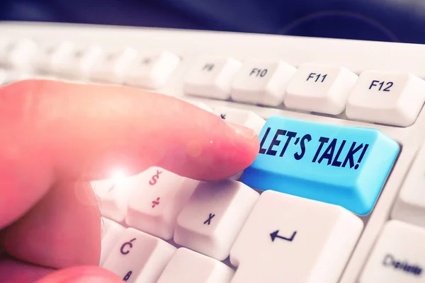 Escribir nota mostrando Let S Talk. Muestra de fotos de negocios que están sugiriendo iniciar una conversación sobre un tema específico Teclado de PC blanco con papel de nota sobre el fondo blanco . — Foto de Stock