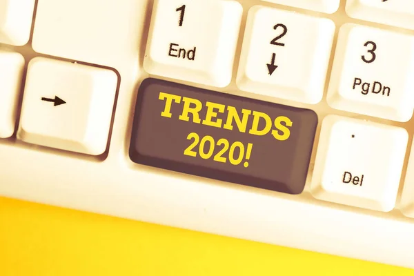 Rukopis napsaný v textu trendy 2020. Koncept znamenající obecný směr, ve kterém se něco vyvíjí nebo mění klávesnice White PC s prázdným papírem nad bílou na pozadí klávesa kopírovat prostor. — Stock fotografie