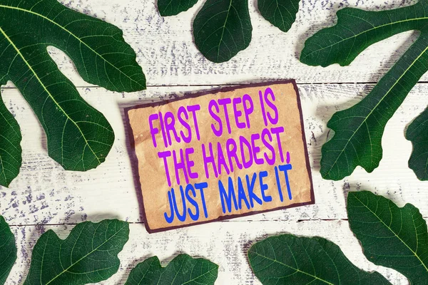 Scrivere una nota che mostri che il primo passo e 'il piu' difficile. Business foto in mostra non rinunciare sul percorso finale . — Foto Stock