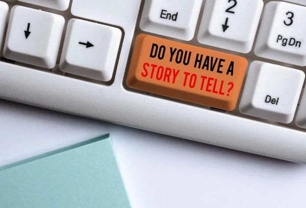 Piszę notatkę z "Do You Have a Story To Tell question". Biznes photo showcasing Opowieści Opowieści Doświadczenia Biała klawiatura PC z papieru notatkowego nad białym tłem. — Zdjęcie stockowe