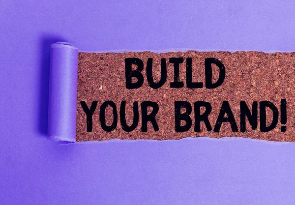 Концептуальный почерк, показывающий Build Your Brand. Экспозиция деловой фотографии создает или улучшает знания и мнения клиентов о продукте . — стоковое фото