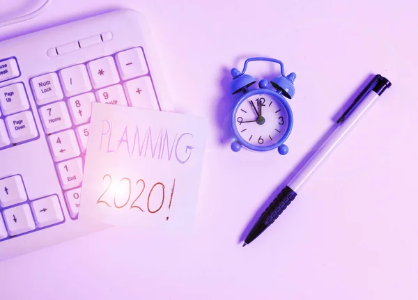 Textový znak zobrazující plánování 2020. Konceptuální fotografický proces tvorby plánů na něco příštího roku klávesnice White PC s prázdným papírem nad bílým pozadím. — Stock fotografie