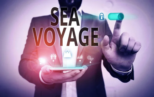 Λέξεις που γράφουν κείμενο Sea Voyage. Επιχειρηματική ιδέα για ιππασία σε σκάφος μέσα από ωκεανούς συνήθως για τις παράκτιες χώρες Άνδρας ανθρώπινη φθορά επίσημο κοστούμι εργασίας παρουσίαση χρησιμοποιώντας έξυπνη συσκευή. — Φωτογραφία Αρχείου
