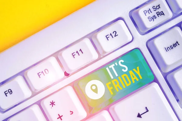 Text sign showing It S Friday. Conceptual photo Last day of the working week Before Saturday or weekends White pc keyboard with empty note paper above white background key copy space. — Stock Photo, Image