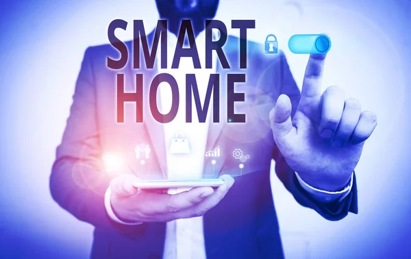 Szövegírás sms Smart Home. Üzleti koncepció automatizálási rendszer vezérlés világítás klíma szórakoztató rendszerek Férfi emberi kopás formális munkaruha bemutató bemutatása intelligens eszköz. — Stock Fotó