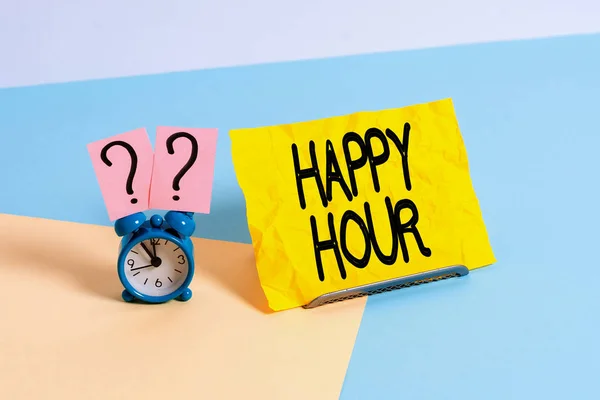 Pismo pisma Happy Hour. Koncepcja oznacza Spędzanie czasu na zajęciach, które sprawiają, że zrelaksować się na chwilę. — Zdjęcie stockowe