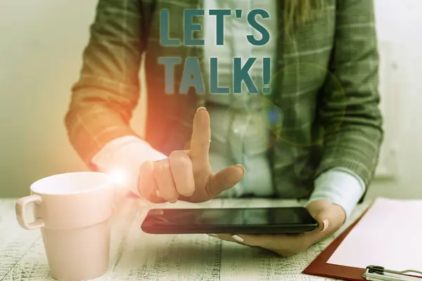 Escrita conceitual mostrando Let S Is Talk. Foto de negócios mostrando sugerindo no início de uma conversa sobre o tema Mulher de negócios sentada com telefone celular e xícara de café . — Fotografia de Stock