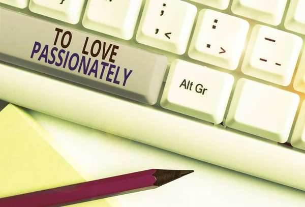 Signo de texto que muestra To Love Passionately. Foto conceptual Sentimiento fuerte para alguien o algo más Afecto Teclado de PC blanco con papel de nota vacío sobre el espacio de copia de la tecla de fondo blanco . — Foto de Stock